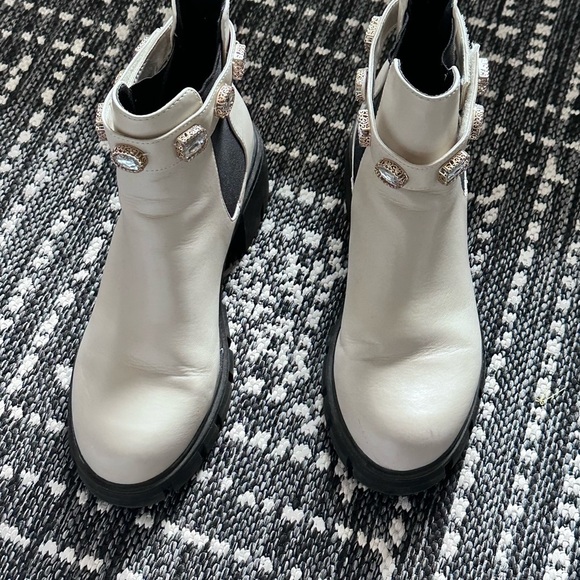 Chunky Chelsea Ankle Boots with Jewel Strap – Cream Pull On by Steve Madden 9.5 - Picture 10 of 10